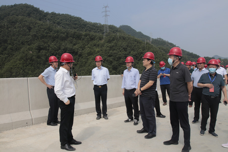 河南省交通運輸廳觀摩團到豫通公司監(jiān)理項目堯欒西高速觀摩指導