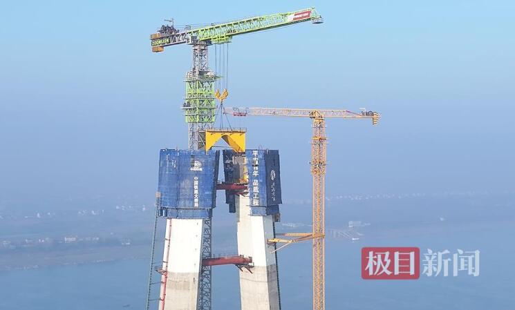 世界最大跨度公路斜拉橋觀音寺長江大橋北岸主塔首塊鋼橫梁系板吊裝/ 世界最大跨度公路斜拉橋觀音寺長江大橋北岸主塔首塊鋼橫梁系板吊裝