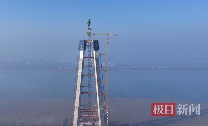 世界最大跨度公路斜拉橋觀音寺長江大橋北岸主塔首塊鋼橫梁系板吊裝/ 世界最大跨度公路斜拉橋觀音寺長江大橋北岸主塔首塊鋼橫梁系板吊裝