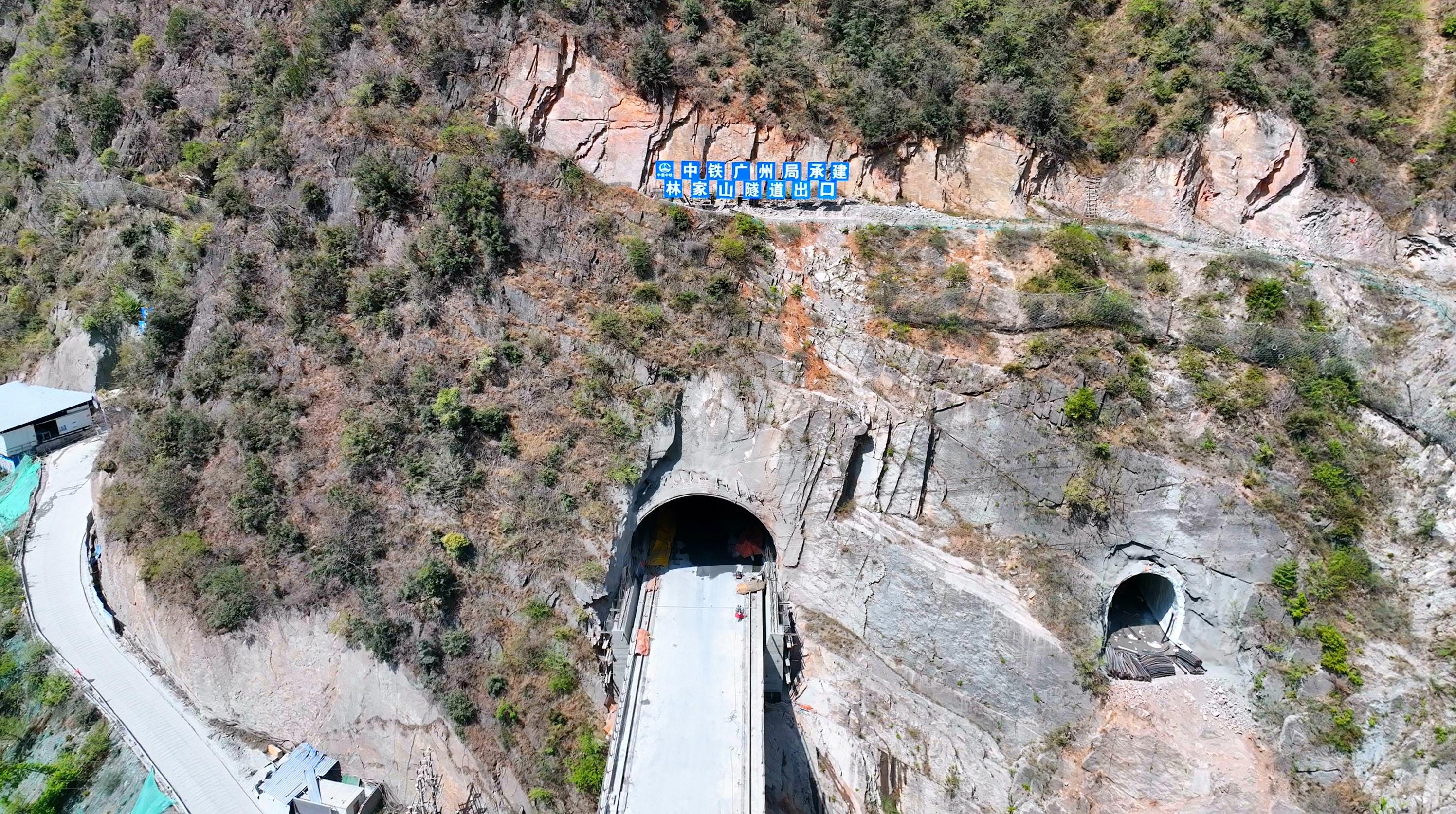 圖為中鐵廣州工程局承建的林家山隧道出口.jpg
