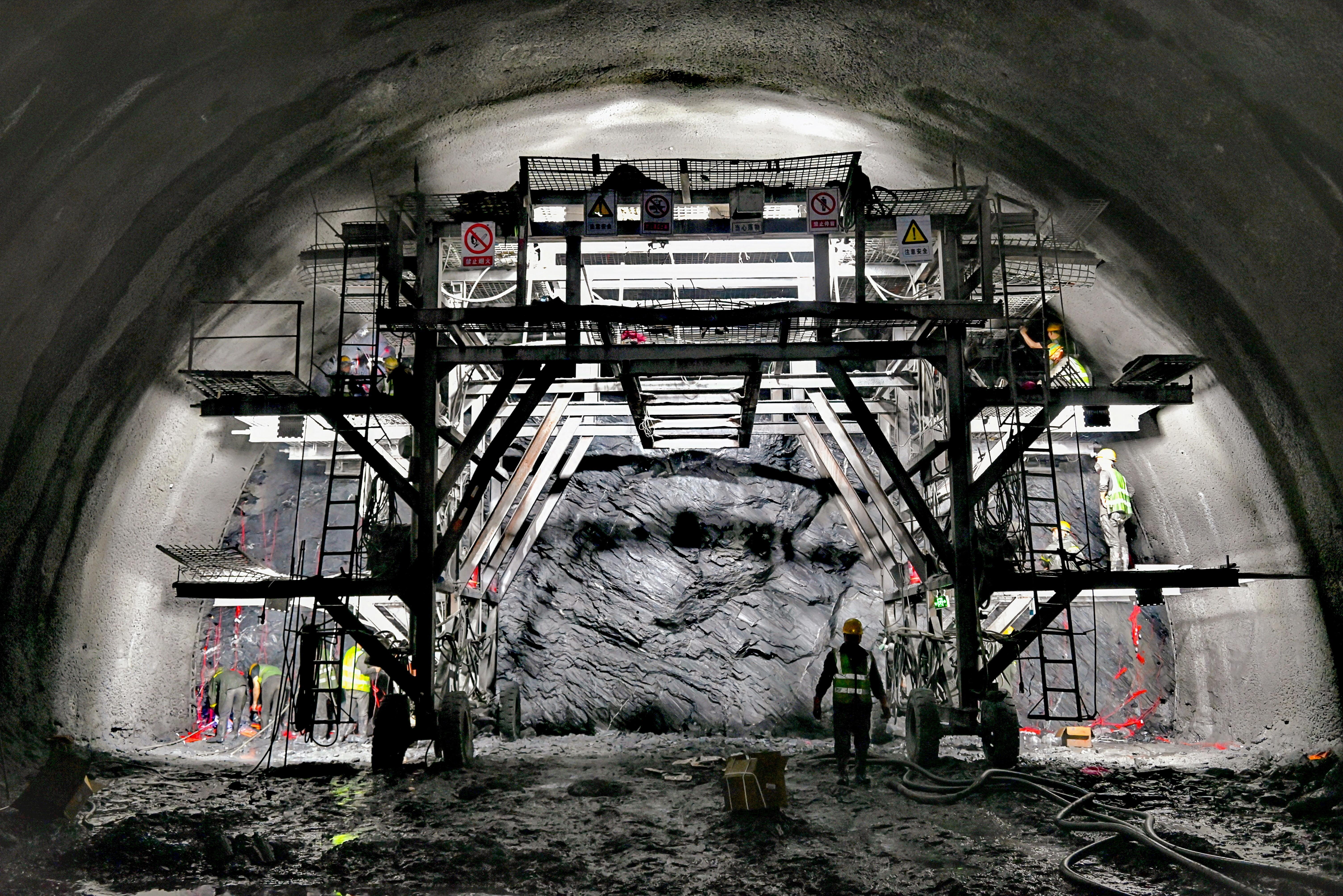 圖為中鐵廣州工程局建設者在進行掌子面開挖施工.jpg
