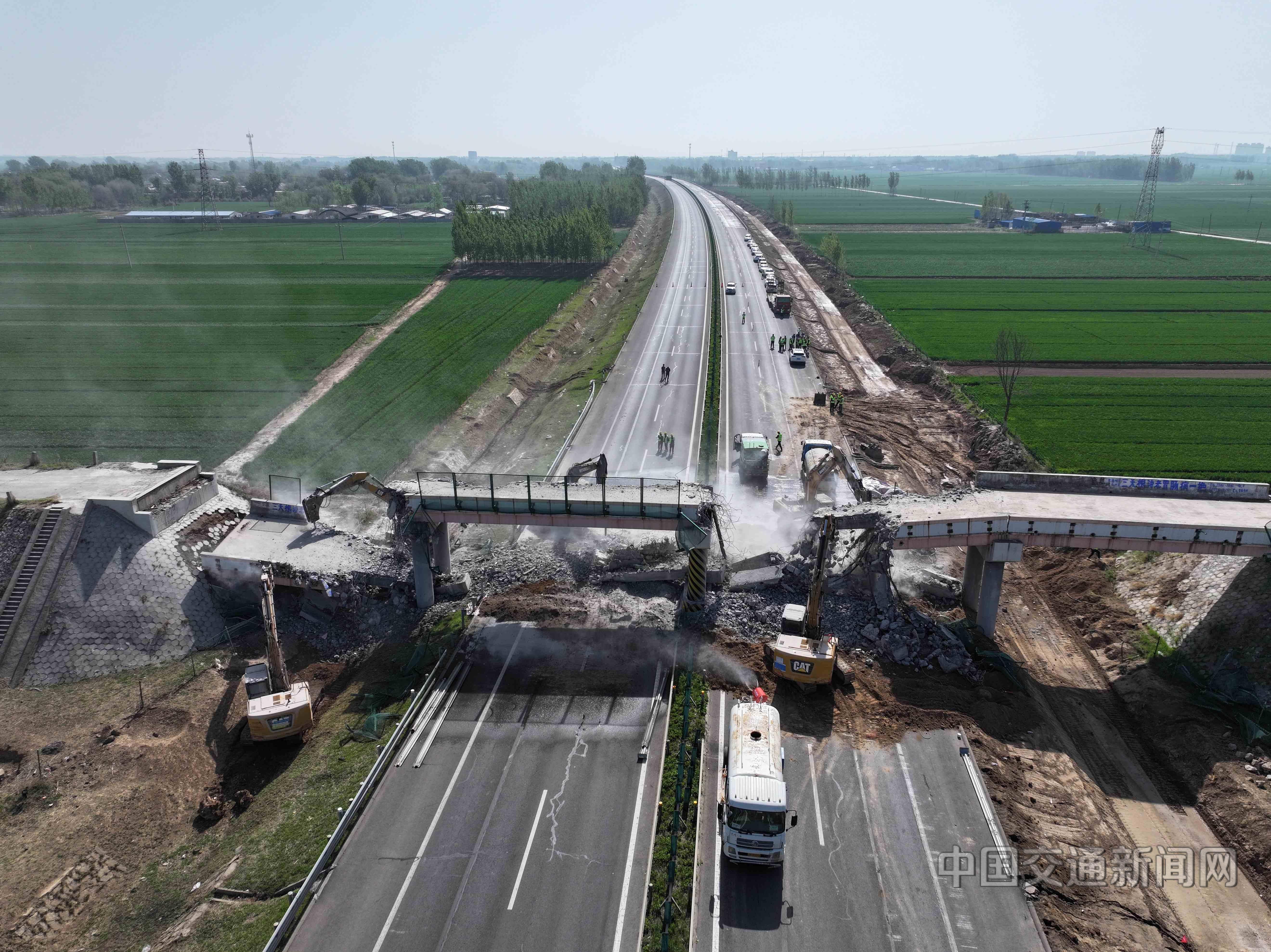 衡德高速公路改擴(kuò)建工程首座天橋拆除